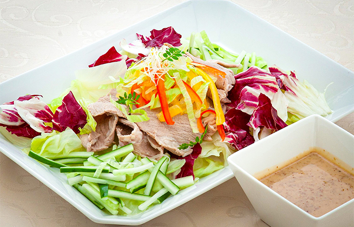魚料理：季節の彩り野菜と豚しゃぶのサラダ